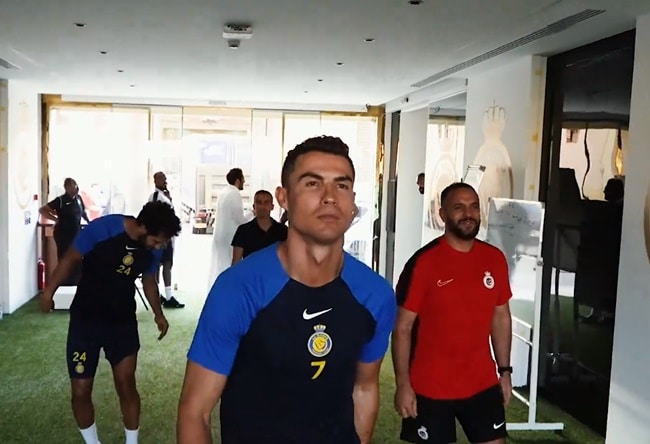 Al Nassr tặng quà đặc biệt, Ronaldo tươi rói ngày trở lại - Bóng Đá