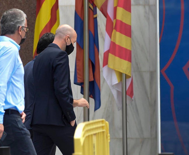 Jordi Cruyff has arrived at the Camp Nou offices to sign his contract with Barcelona - Bóng Đá