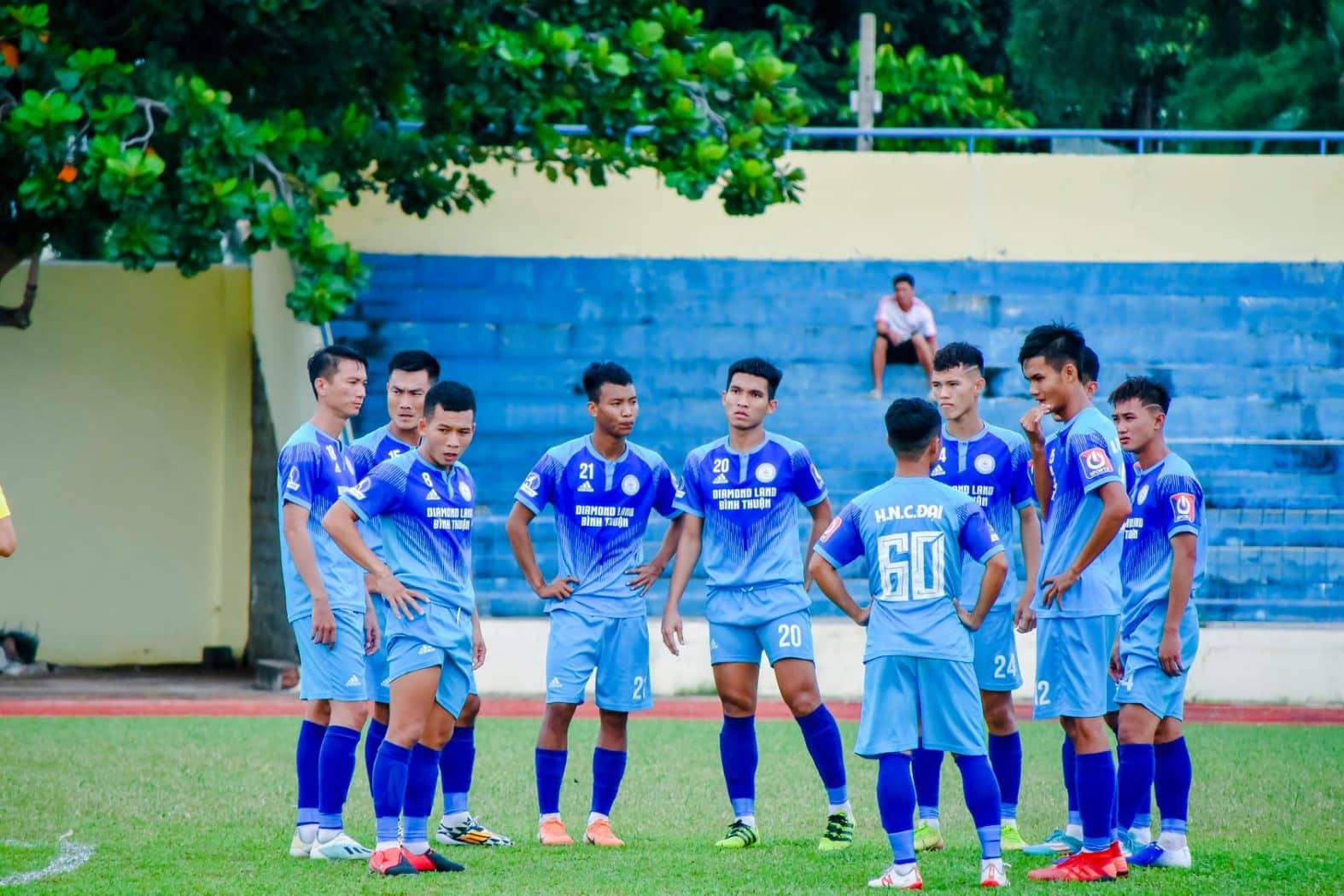 Bỏ giải, nợ lương 18 cầu thủ, CLB Việt Nam bỗng tìm thấy hy vọng - Bóng Đá