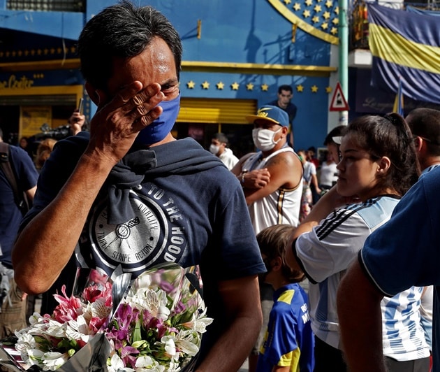 Fan hâm mộ thế giới đau buồn vì Maradona - Bóng Đá