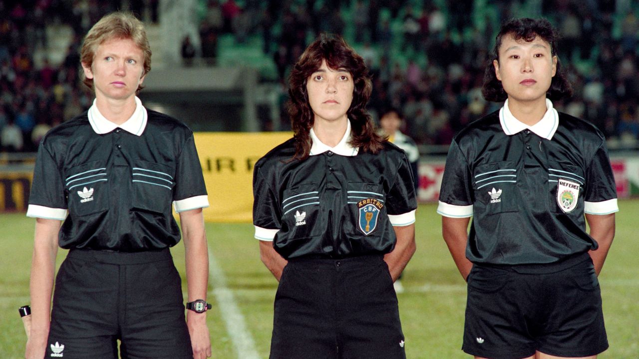 Claudia Vasconcelos xếp hàng cùng Linda Black và Zuo Xiudi trước trận tranh hạng ba năm 1991