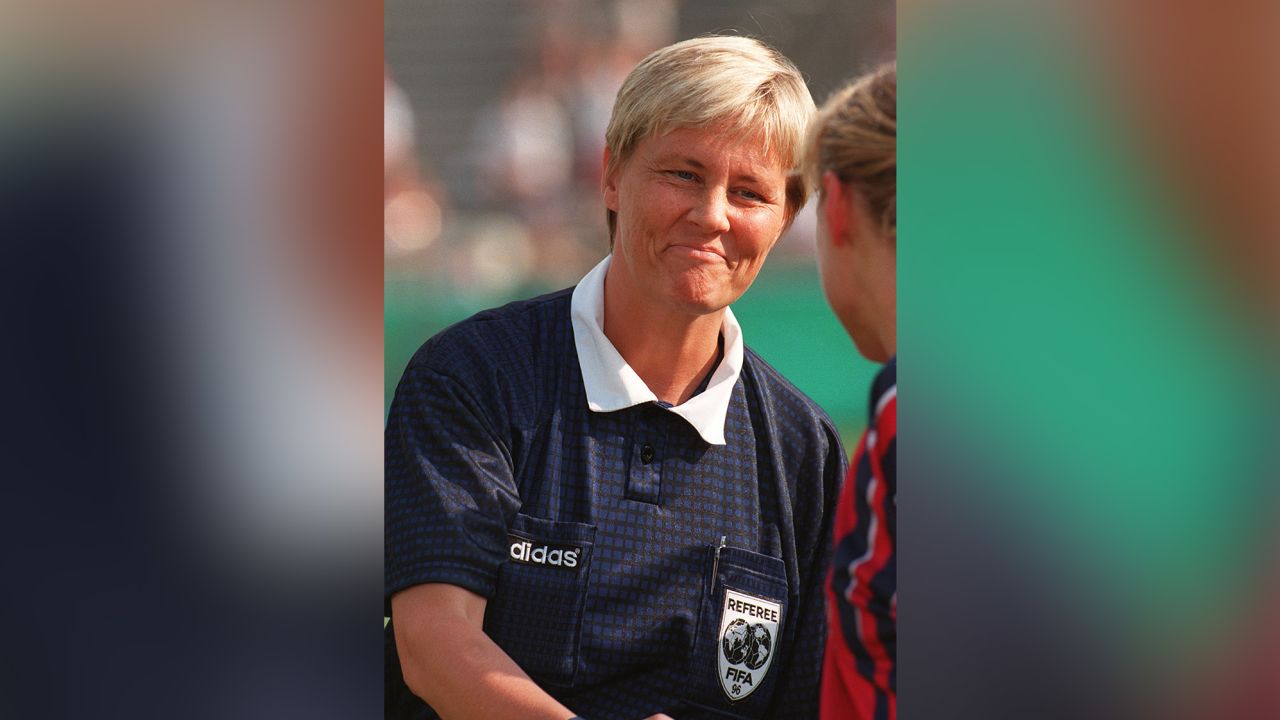 Ingrid Jonsson, trọng tài biên trong trận chung kết World Cup 1991, là nữ trọng tài đầu tiên được chọn làm trọng tài một trận chung kết.