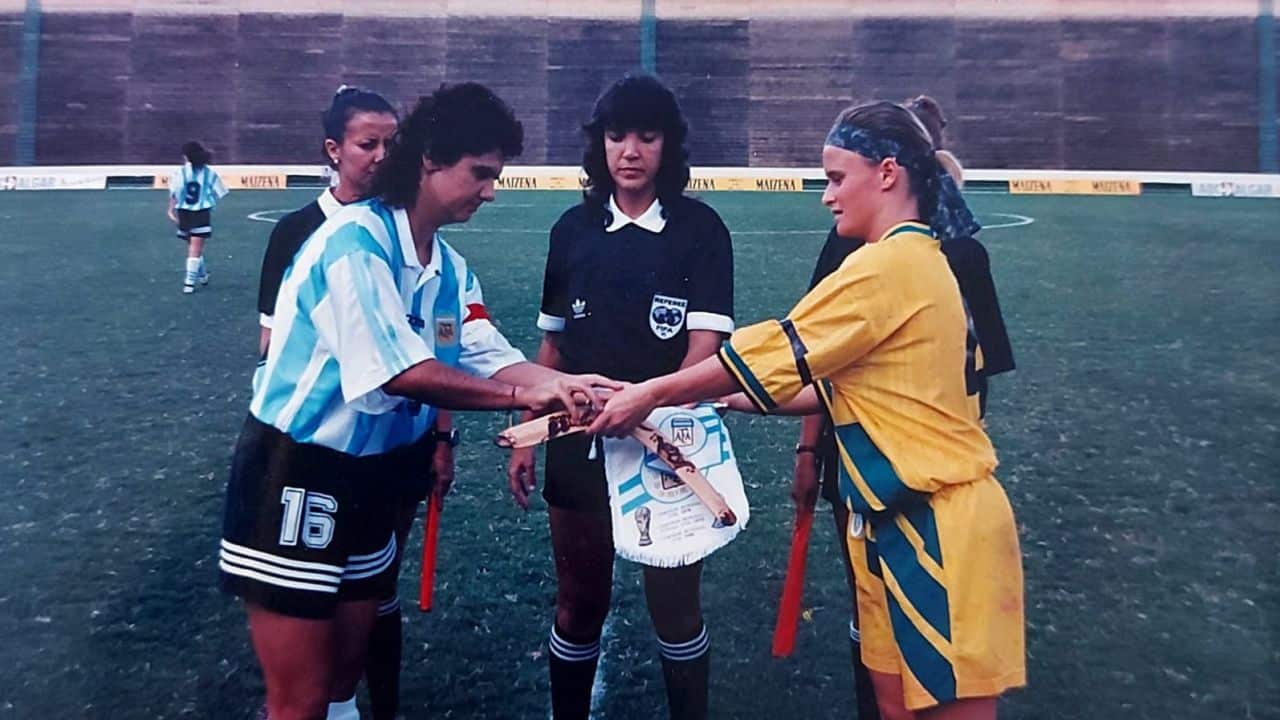 Claudia Vasconcelos điều khiển trận đấu giữa Argentina và Australia năm 1995.