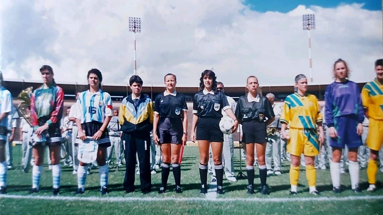 Claudia Vasconcelos xếp hàng cùng các đội trước trận Argentina vs Australia năm 1995.