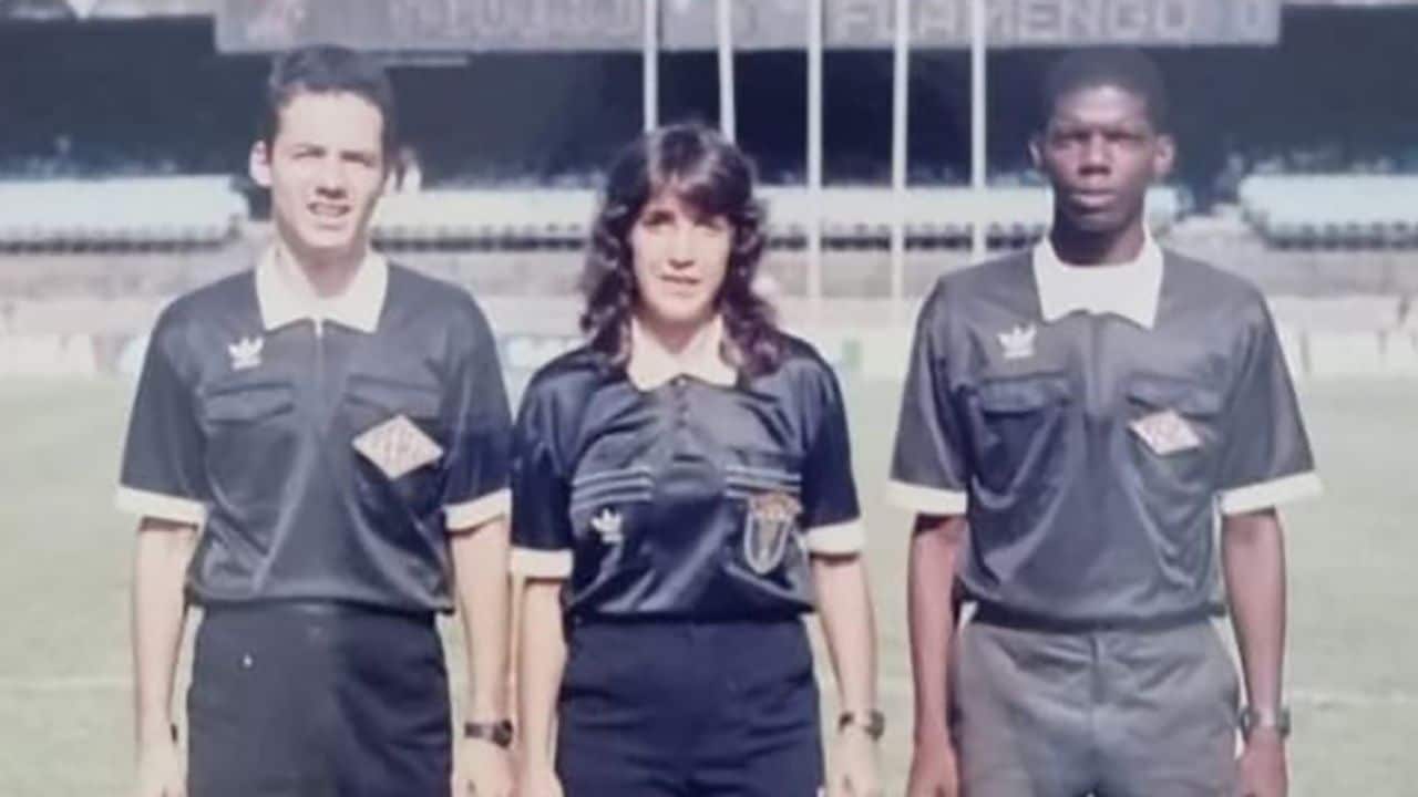 Claudia Vasconcelos làm trọng tài cho Flamengo vs. Vasco ở giải trẻ Campeonato Carioca năm 1994.
