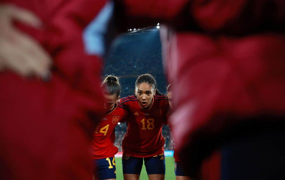 Paralluelo huddles with teammates before the match.