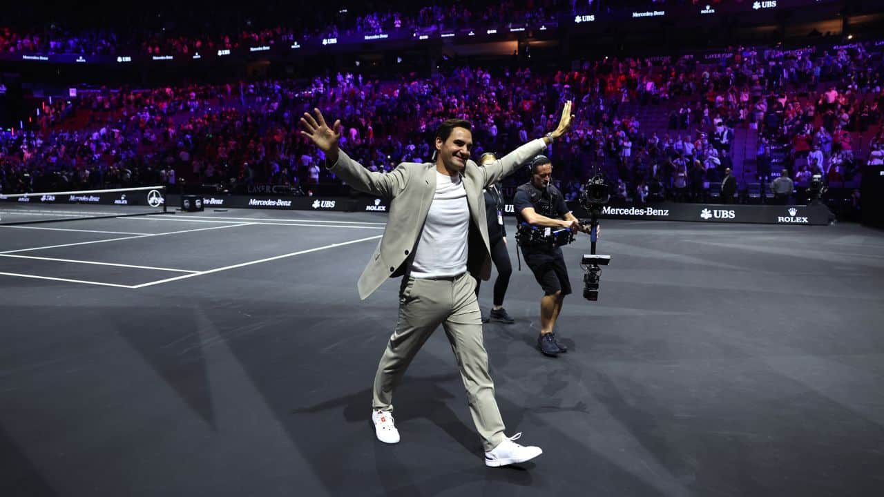 Cựu tay vợt ATP Roger Federer phản ứng khi bước lên sân để phỏng vấn trong ngày đầu tiên của Laver Cup tại Rogers Arena vào ngày 22 tháng 9 năm 2023 ở Vancouver, British Columbia.