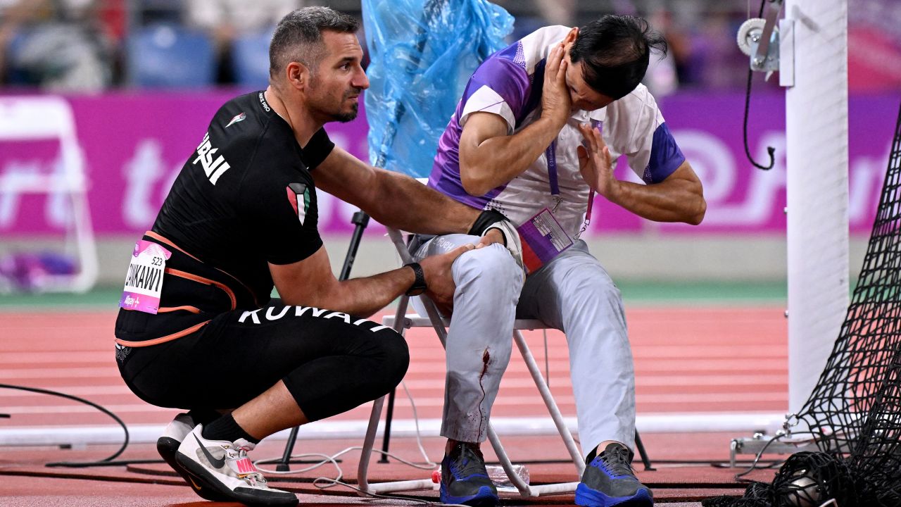 Trong bức ảnh này được chụp vào ngày 30 tháng 9 năm 2023, một quan chức phản ứng đau đớn sau khi chân của anh ta bị thương do một chiếc búa lạc do Ali Zankawi (trái) ném, người cố gắng cầm máu trong trận chung kết môn ném búa nam tại Đại hội thể thao châu Á 2022 ở Hàng Châu thuộc tỉnh Chiết Giang phía đông Trung Quốc.