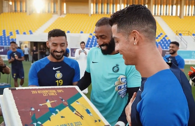 Al Nassr tặng quà đặc biệt, Ronaldo tươi rói ngày trở lại - Bóng Đá