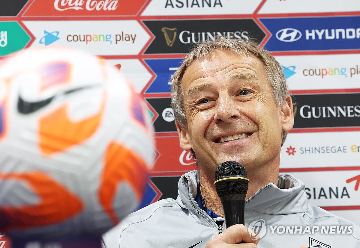 HLV Klinsmann trong họp báo trước trận Hàn Quốc - Việt Nam ngày 16/10. Ảnh: Yonhap