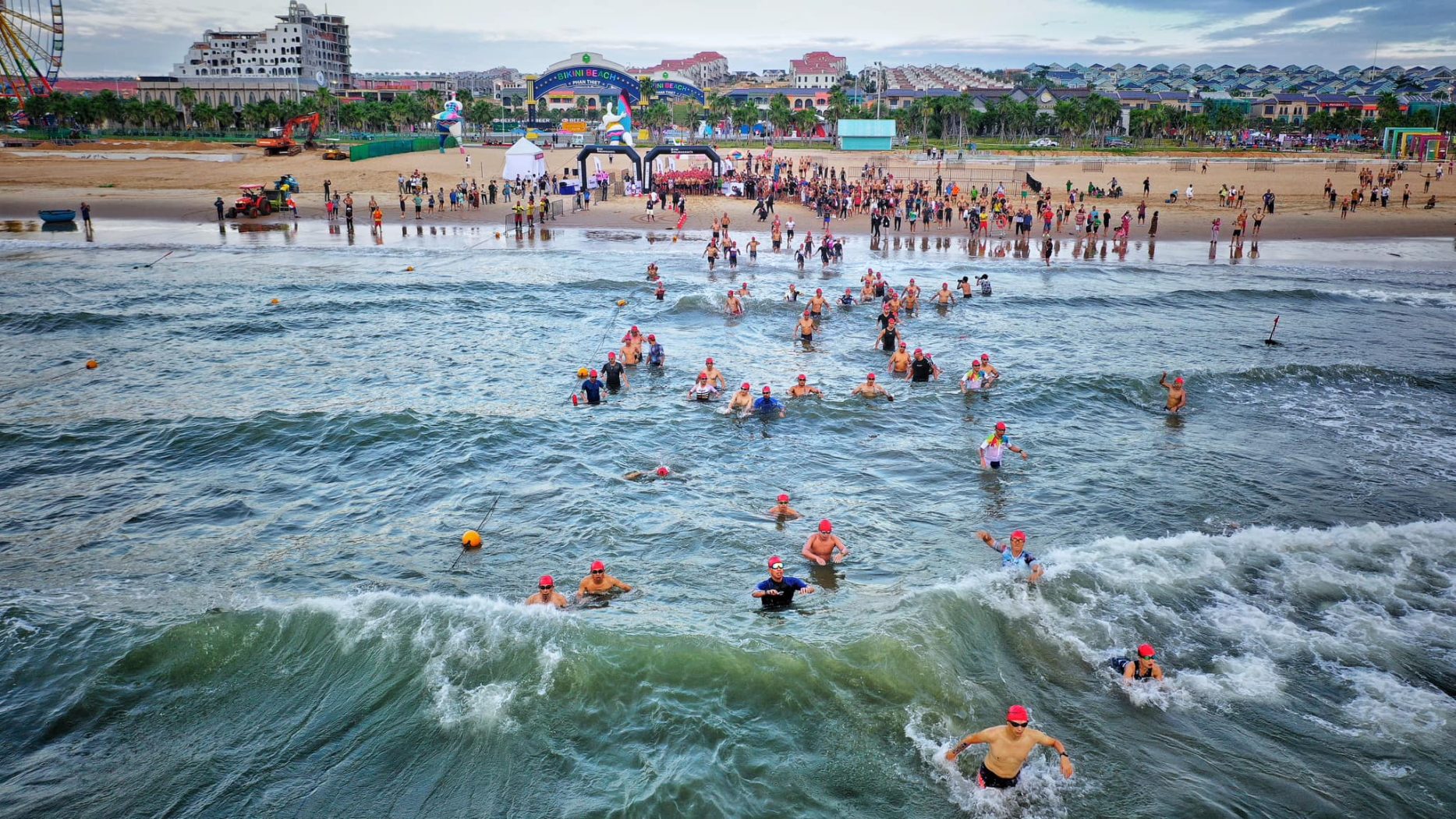 Các VĐV thực hiện phần thi bơi ở Aquaman Vietnam. Ảnh: Giang Huy