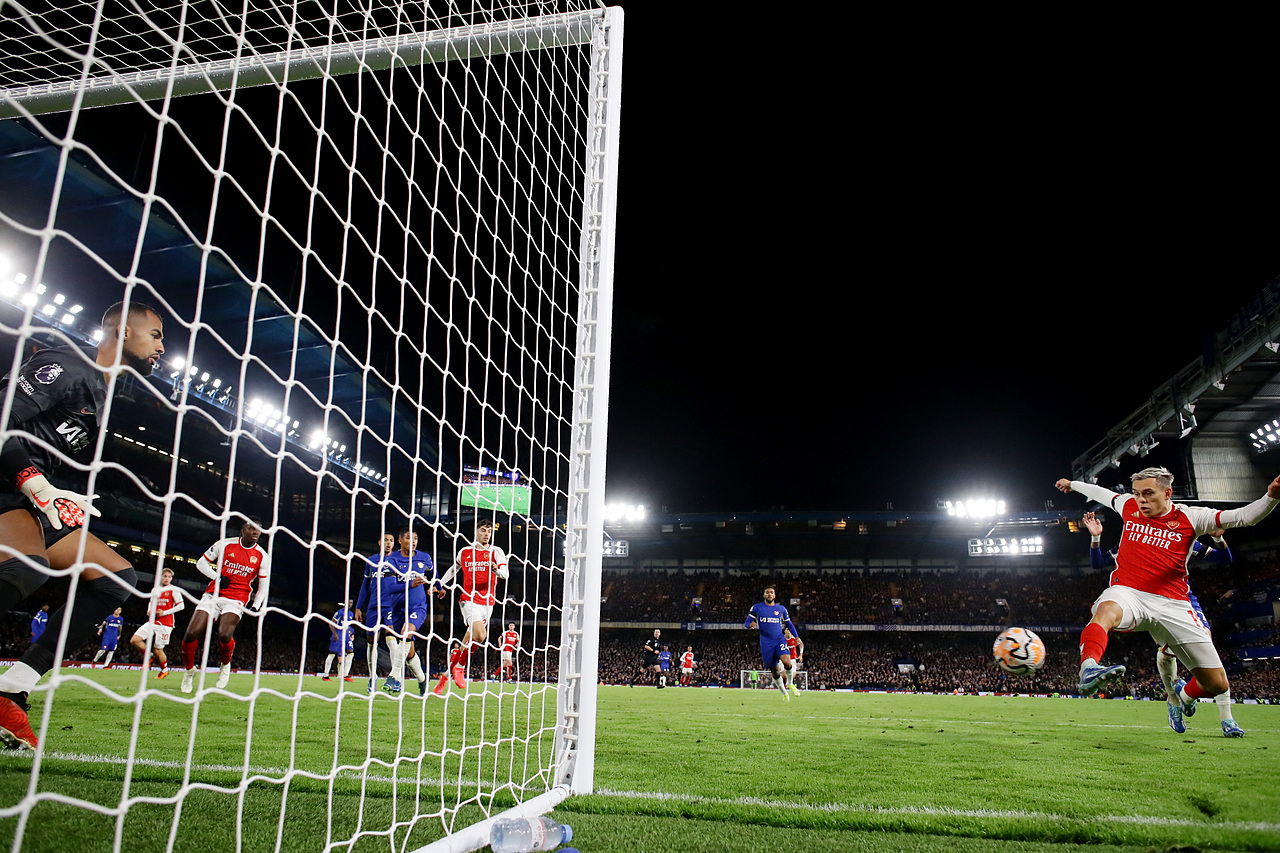Troussard đệm bóng ghi bàn gỡ hoà 2-2 cho Arsenal, trong trận đấu ở vòng 9 Ngoại hạng Anh trên sân Stamford Bridge. Ảnh: Reuters