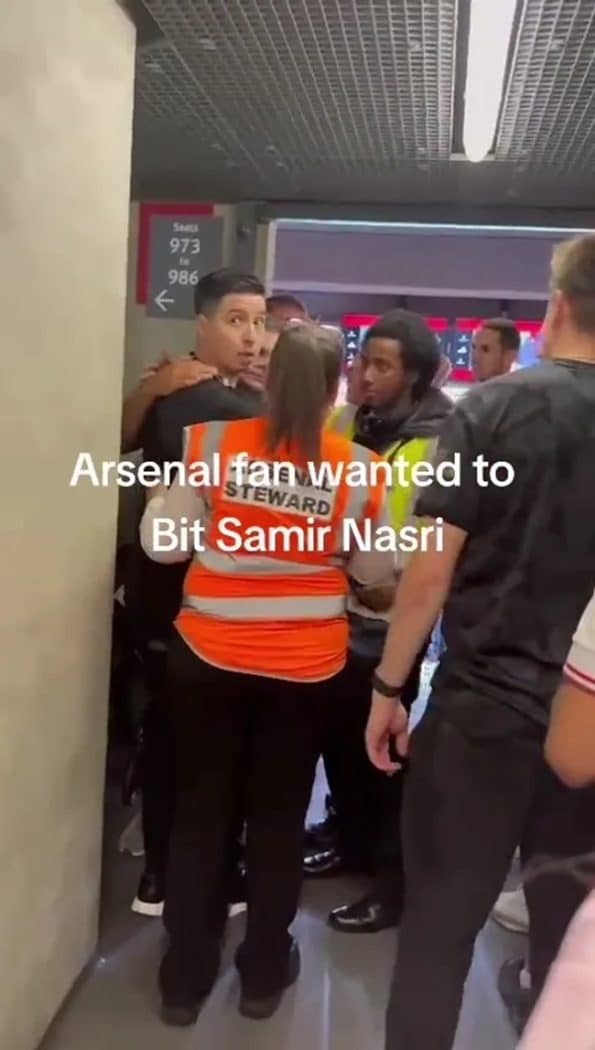 New video shows Samir Nasri looking shaken as he’s confronted by angry Arsenal fan - Bóng Đá