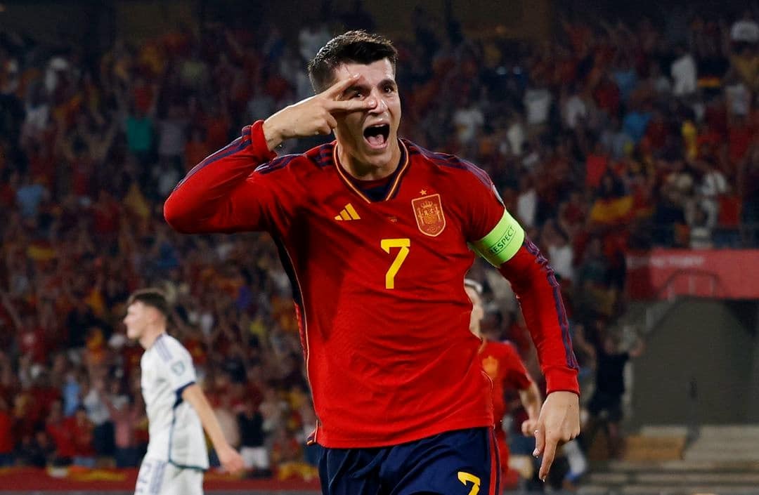 Morata mừng bàn thắng 33 trong màu áo đội tuyển Tây Ban Nha. Ảnh: Reuters