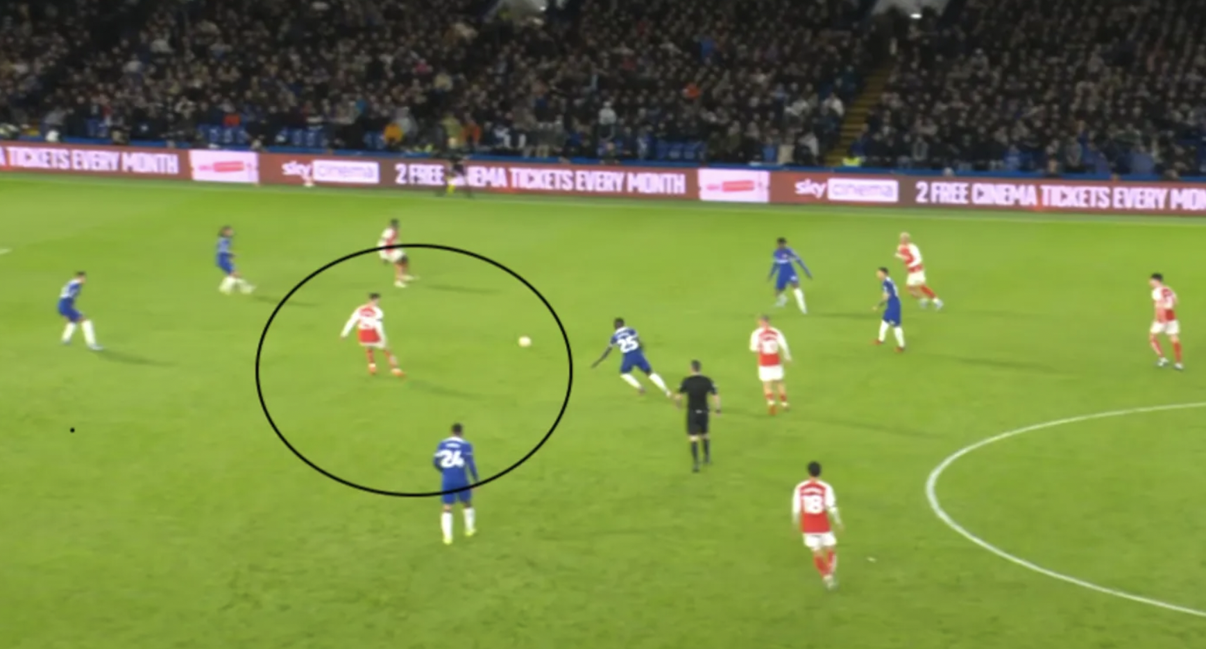 Havertz (khoanh tròn) nhận bóng trước khi chuyền cho Saka - người sau đó kiến tạo để Troussard gỡ hoà 2-2 cho Arsenal. Ảnh: Premier League