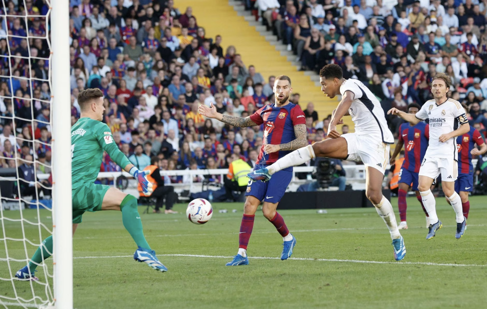 Belliingham đệm bóng ấn định chiến thắng 2-1 cho Real trước Barca. Ảnh: Reuters