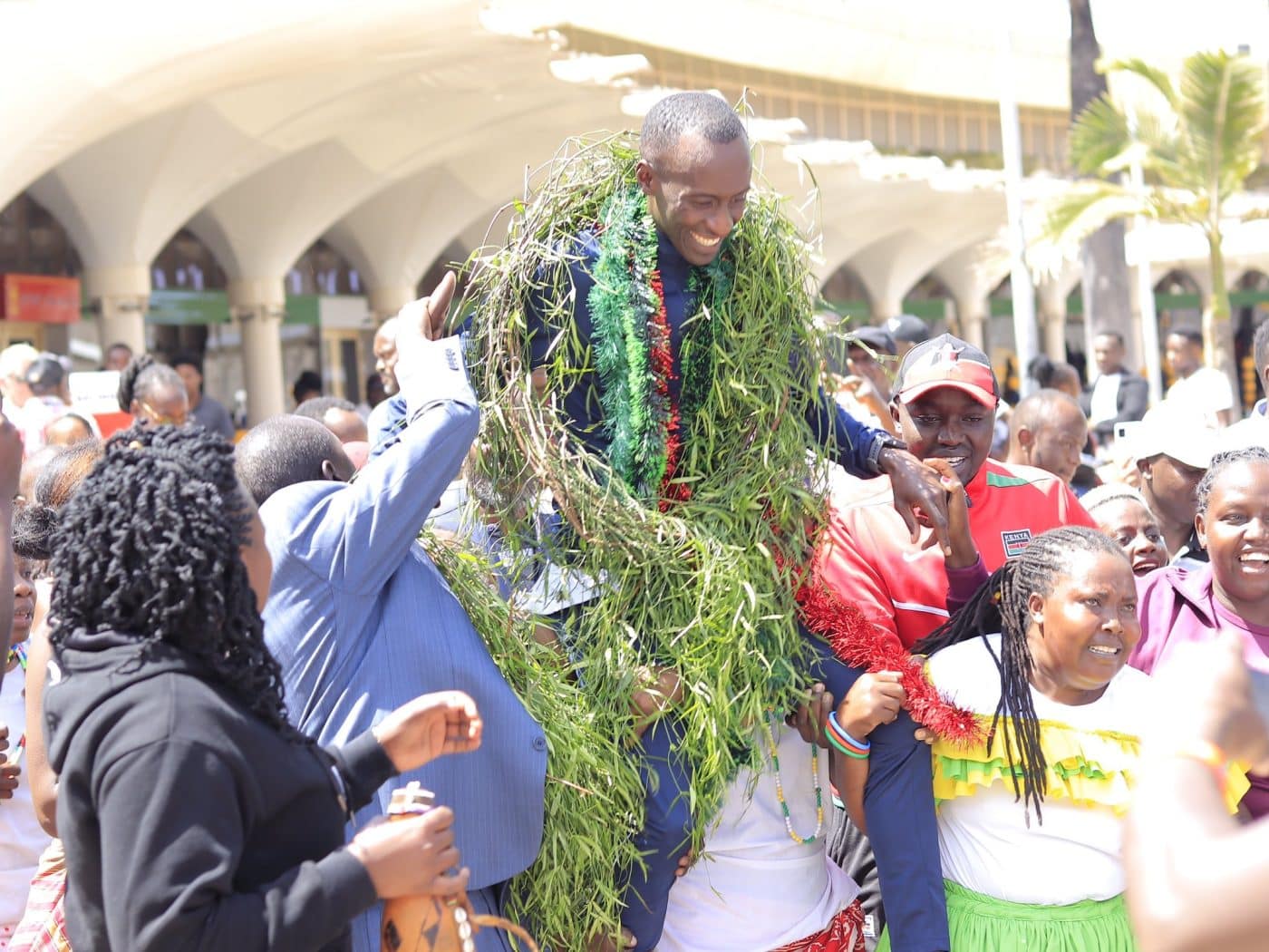 Kiptum được chào đón như người hùng khi trở về quê nhà Kenya ngày 10/10. Ảnh: Athletics Kenya