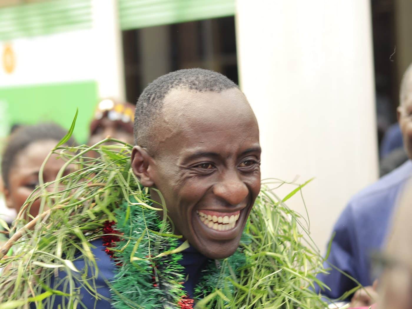 Kipchoge cười tươi khi được đón tiếp tại sân bay Jomo Kenyatta, thủ đô Nairobi ngày 10/10. Ảnh: Athletics Kenya