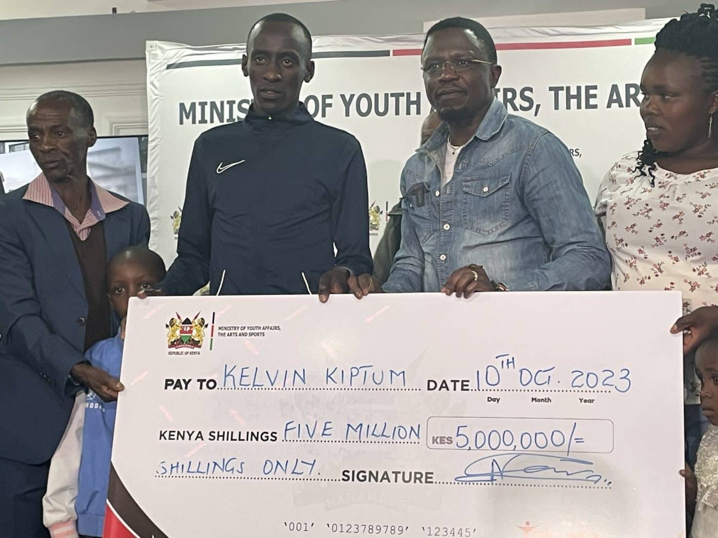 Kiptum nhận thưởng từ chính phủ Kenya trong buổi gặp mặt vinh danh anh ngày 10/10, sau chiến công lập kỷ lục thế giới tại Chicago Marathon 2023. Ảnh: X / @cjkaroney