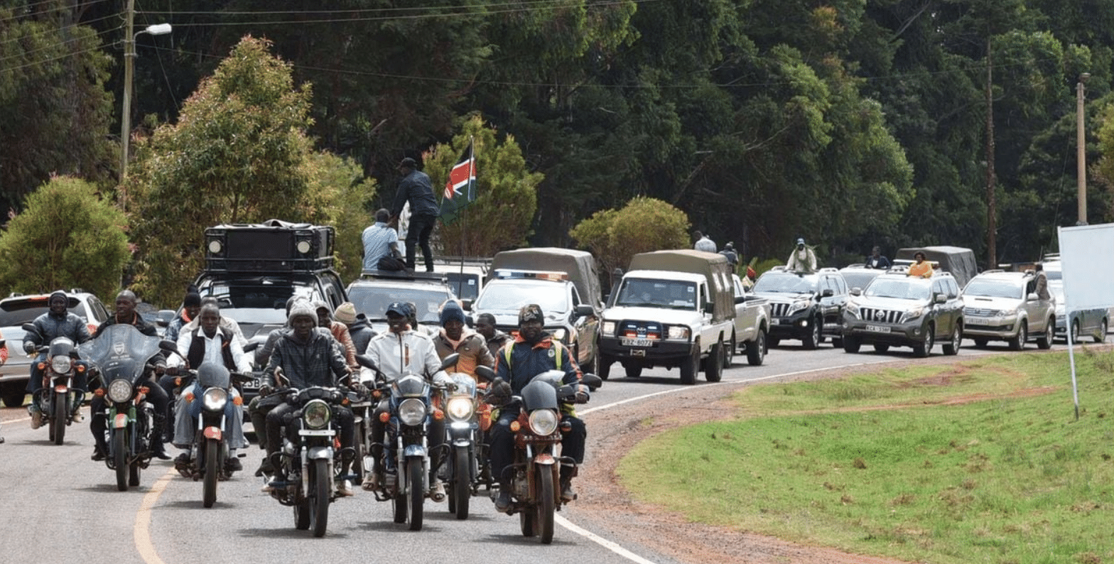 Đoàn xe máy và ô-tô hùng hậu hộ tống Kiptum từ sân bay Eldoret về Chepkorio ngày 11/10. Ảnh: New Media Group