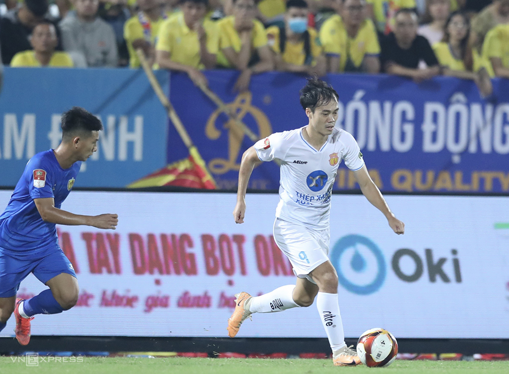Nguyễn Văn Toàn đá trận đầu tiên cho Nam Định khi thắng Quảng Nam 2-1 trận mở màn V-League mùa giải 2023-2024. Ảnh: Lâm Thoả