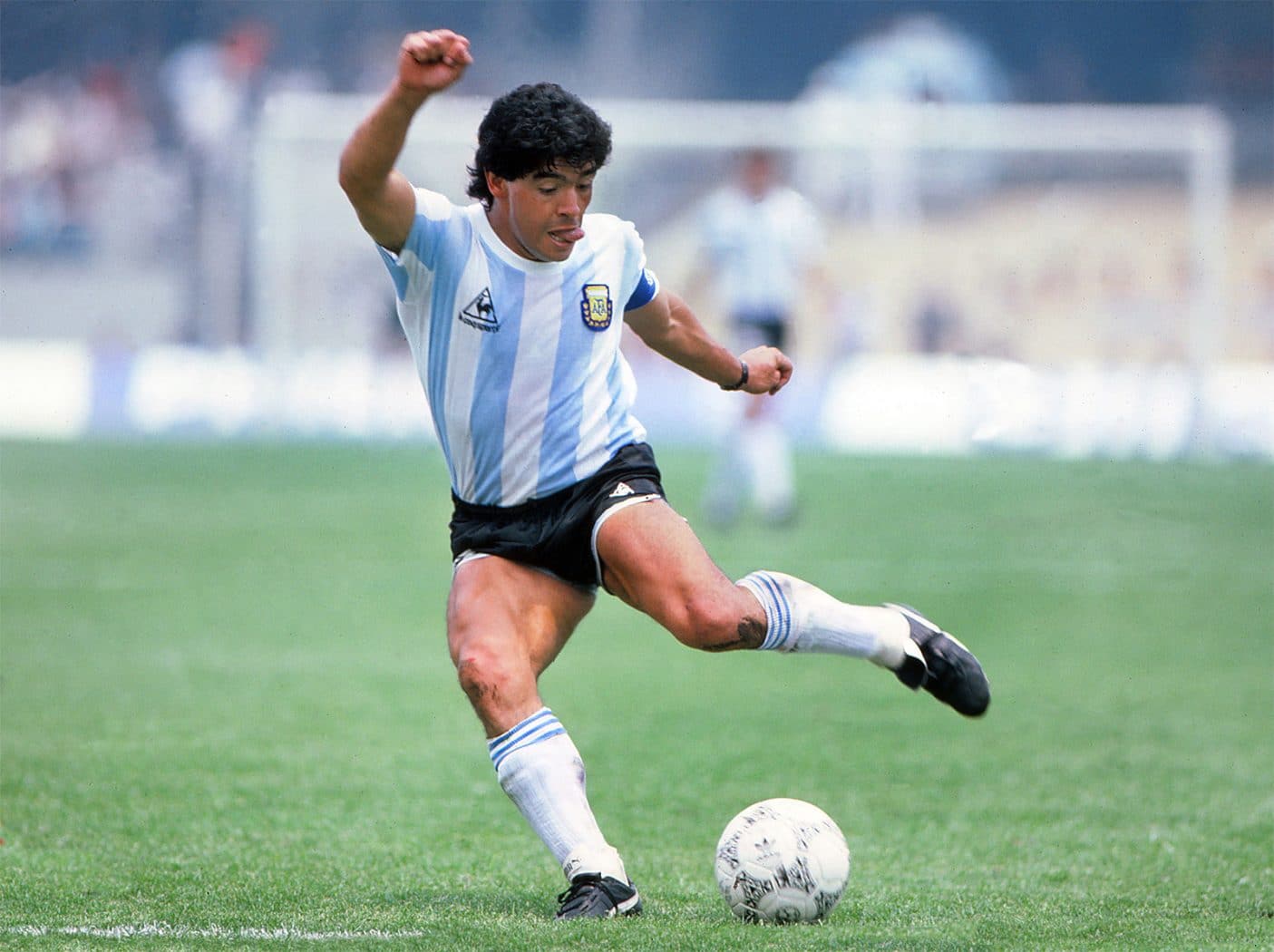 Cả thế giới khóc thương Diego Maradona! - Bóng Đá