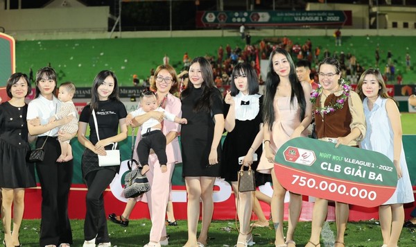 Dàn mỹ nhân nổi bật ngày Bình Định kết thúc V-League; Sài Gòn giải thể? - Bóng Đá