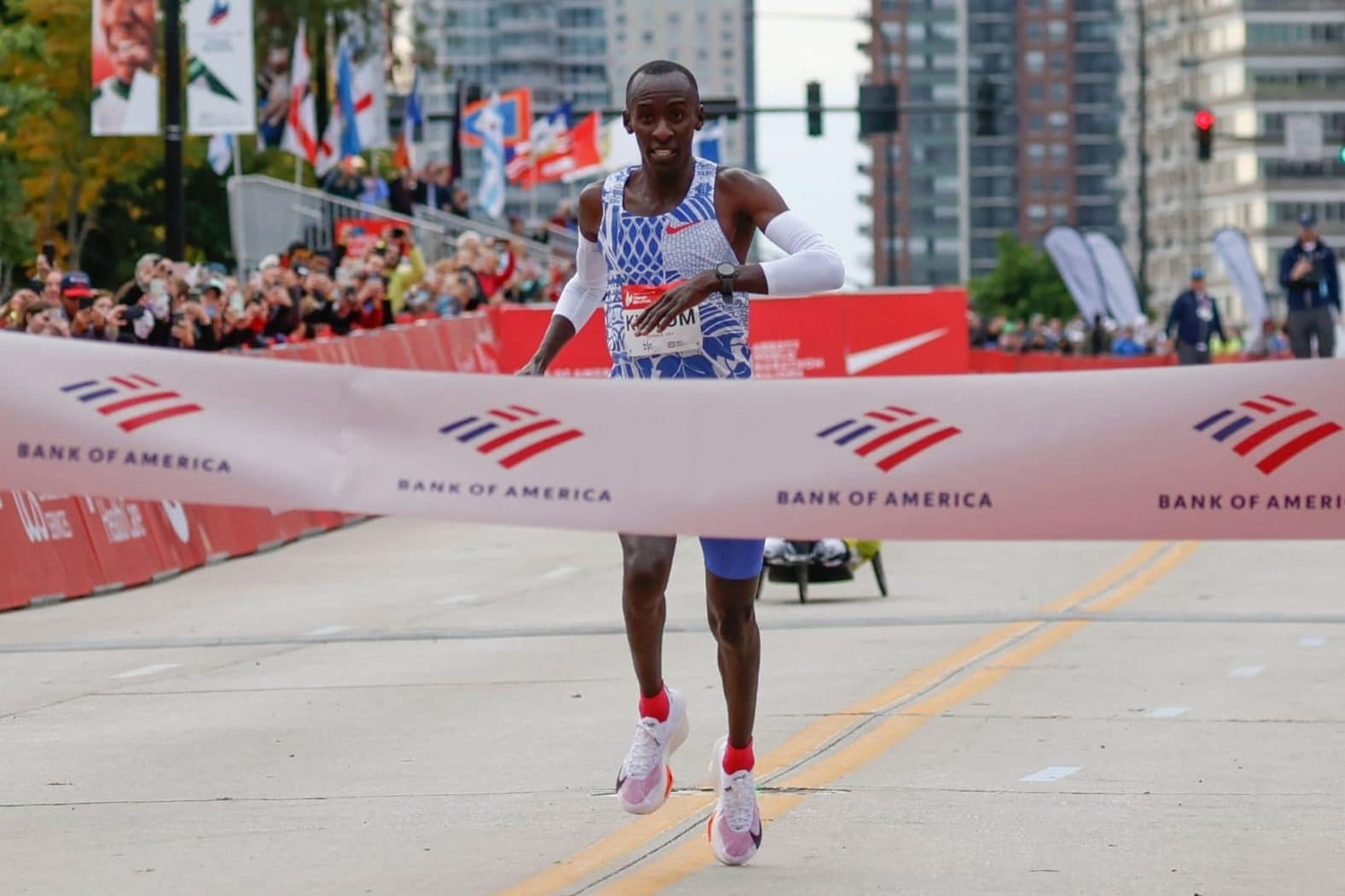 Kiptum trước khoảnh khắc băng qua vạch đích để lập kỷ lục thế giới tại Chicago Marathon 2023 ngày 8/10. Ảnh: AFP