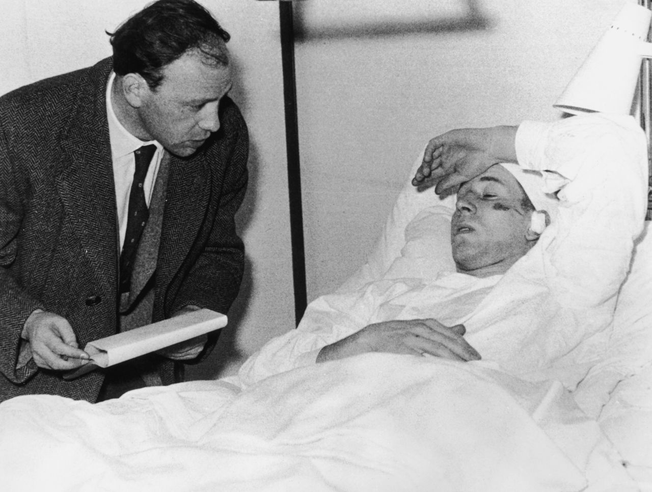 Charlton bên giường bệnh sau khi chiếc máy bay chở ông cùng đồng đội gặp nạn ở Đức. Ảnh: AFP