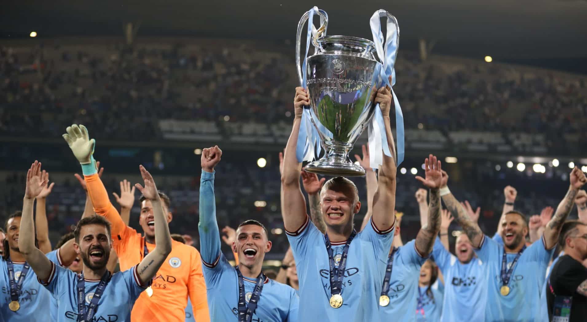 Haaland nâng Cup vô địch Champions League trong màu áo Man City.