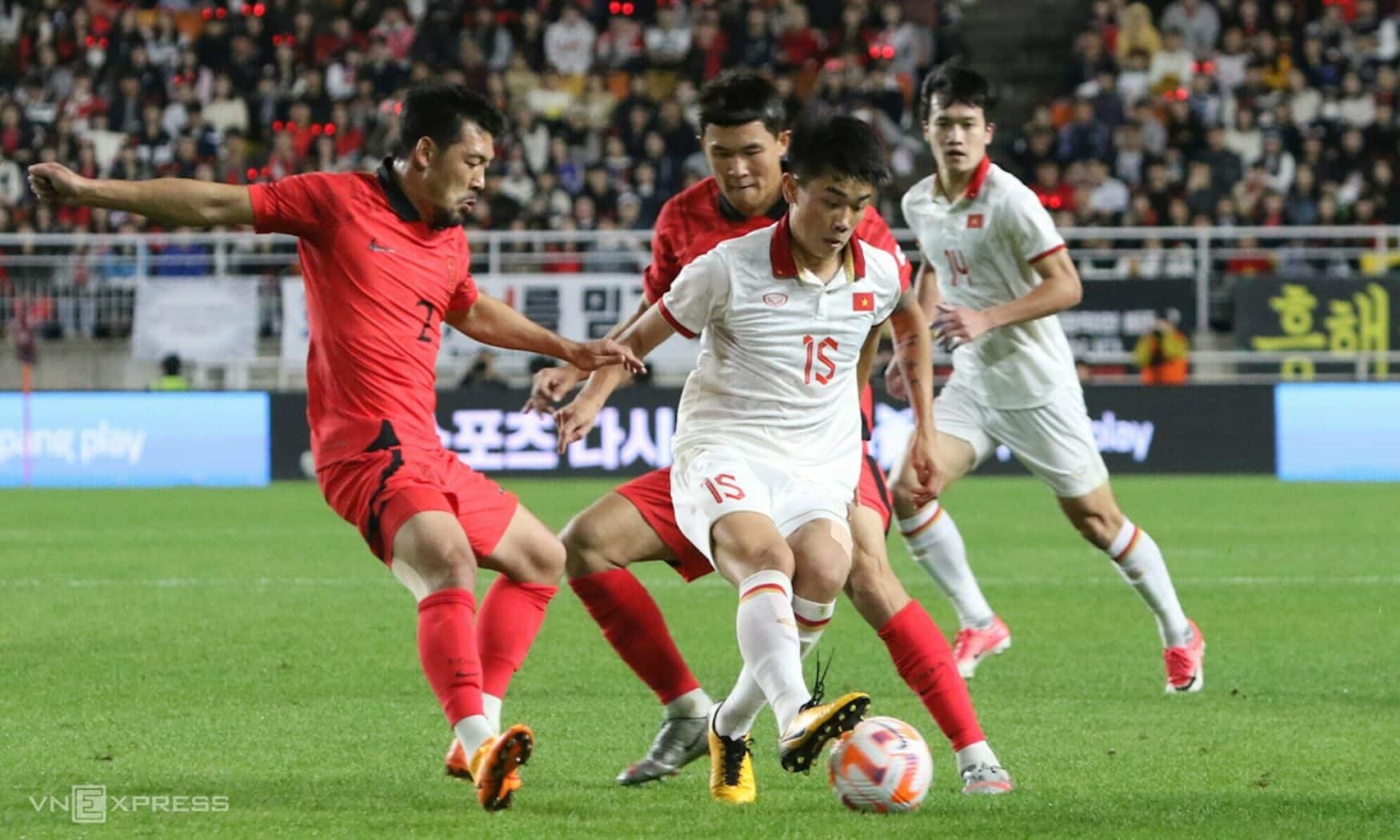 Tiền vệ Nguyễn Đình Bắc (số 15) che chắn trong trước hậu vệ Lee Ki-je (số 2) và Kim Min-jae, trong trận giao hữu trên sân Suwon World Cup ngày 17/10/2023. Ảnh: Nghĩa Hưng