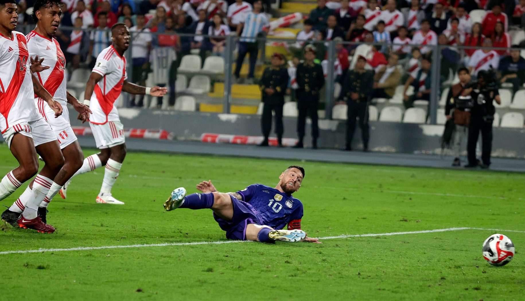 Messi dứt điểm trong trận Argentina hạ chủ nhà Peru 2-0 tại Lima, ở lượt bốn vòng loại World Cup 2026 ngày 18/10. Ảnh: AFA