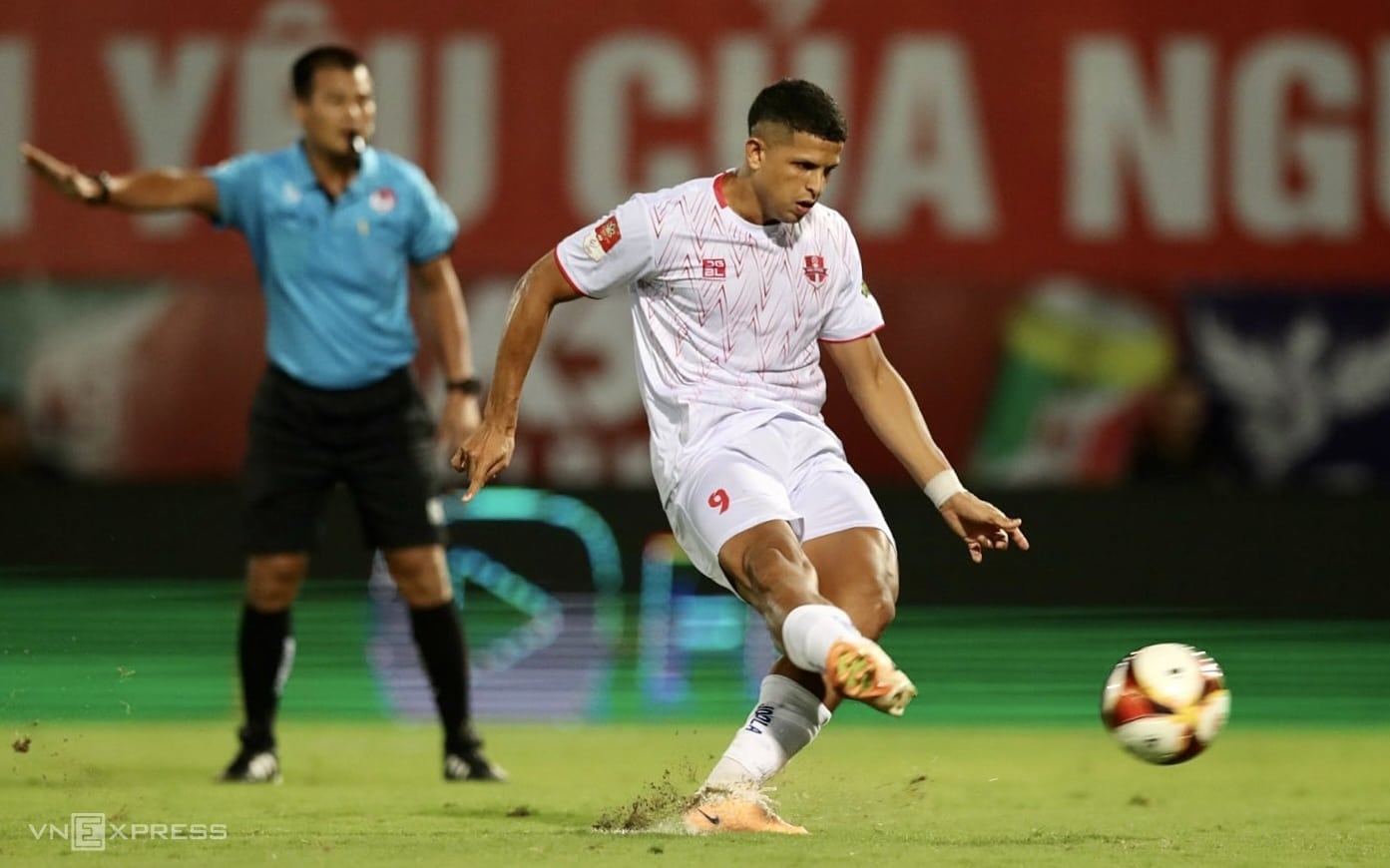 Tiền đạo Lucao Vinicius trở thành cầu thủ đầu tiên ghi bàn tại V-League 2023-2024. Ảnh: Lâm Thoả