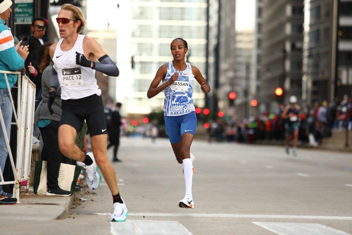 Hassan dẫn đầu cuộc đua của nữ ở Chicago Marathon 2023 ngày 8/10 trong phần lớn thời gian. Ảnh: Runners World