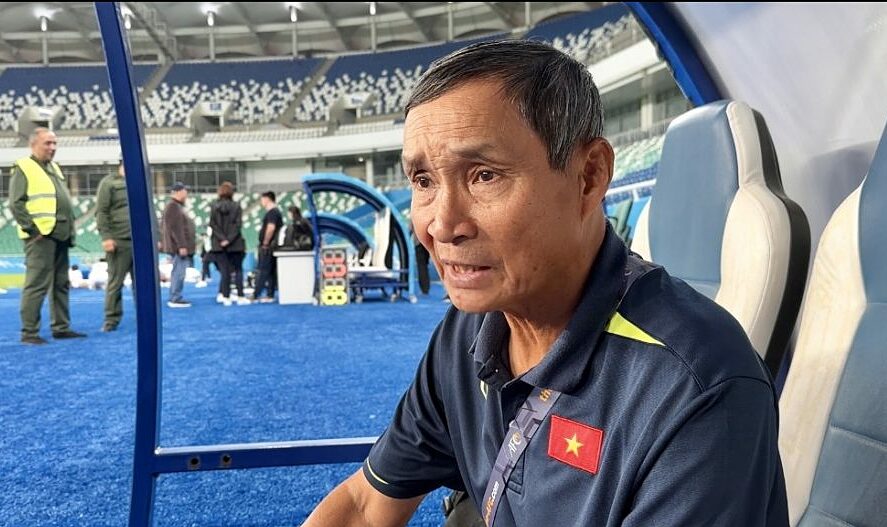 HLV Mai Đức Chung chia sẻ sau khi Việt Nam thua Uzbekistan 0-1 ở vòng loại hai Olympic Paris 2024 tối 26/10. Ảnh: VFF