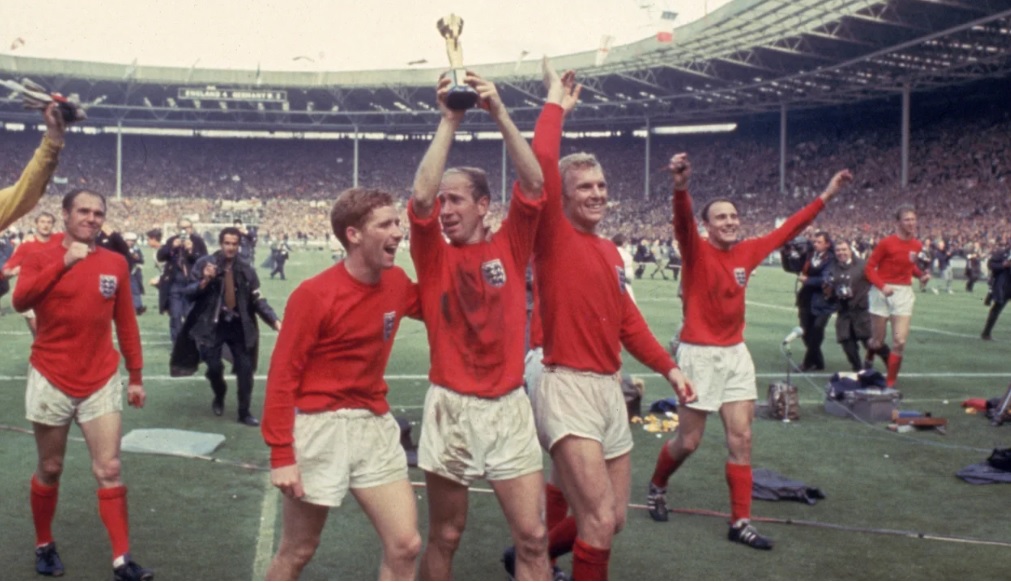Charlton cùng đồng đội mừng chức vô địch World Cup đầu tiên và duy nhất cho đến nay của tuyển Anh.