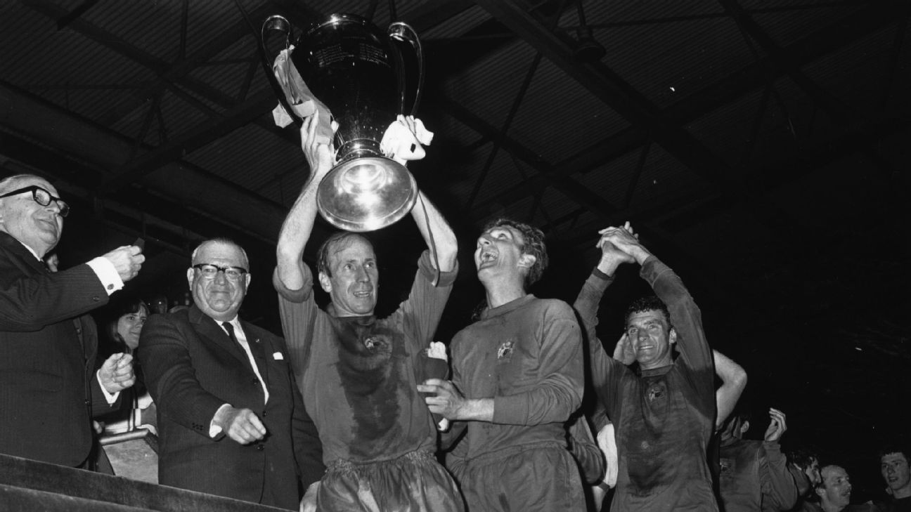 Bobby Charlton nâng Cup C1 năm 1968.