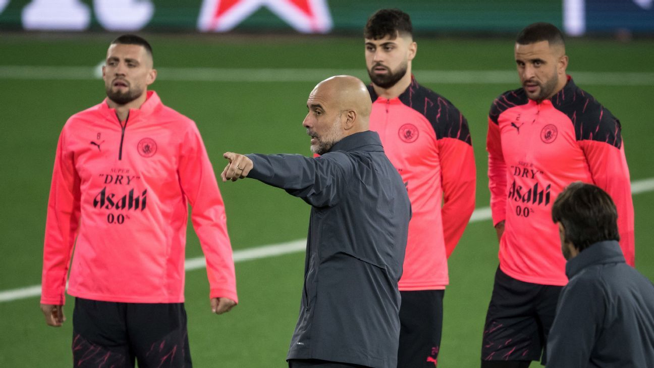 HLV Pep Guardiola chỉ đạo các cầu thủ Man City tập luyện trước trận đấu Young Boys. Ảnh: AFP