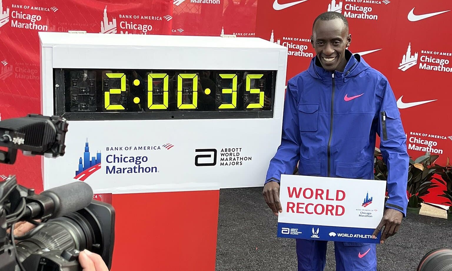 Kiptum chụp ảnh với bảng kỷ lục thế giới cùng thành tích 2 giờ 0 phút 35 giây tại Chicago Marathon ngày 8/10. Ảnh: Chicago Marathon