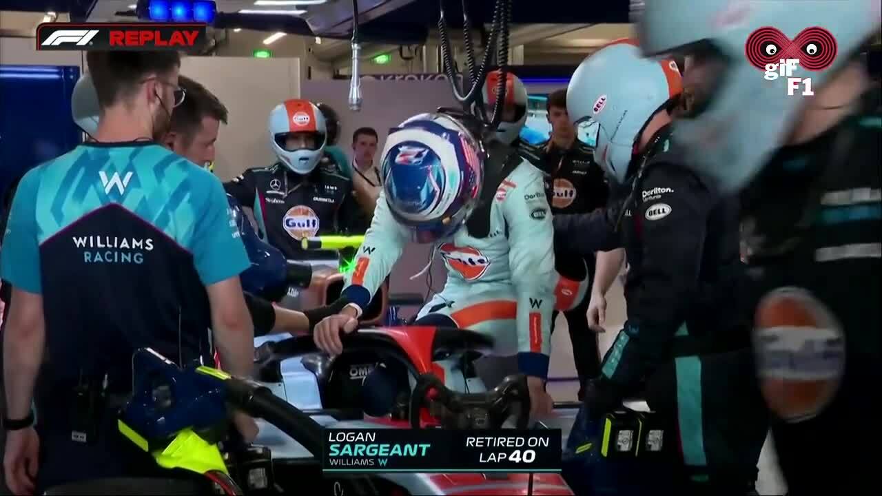 Logan Sargeant chật vật rời xe sau khi bỏ cuộc từ vòng 40 Grand Prix Qatar
