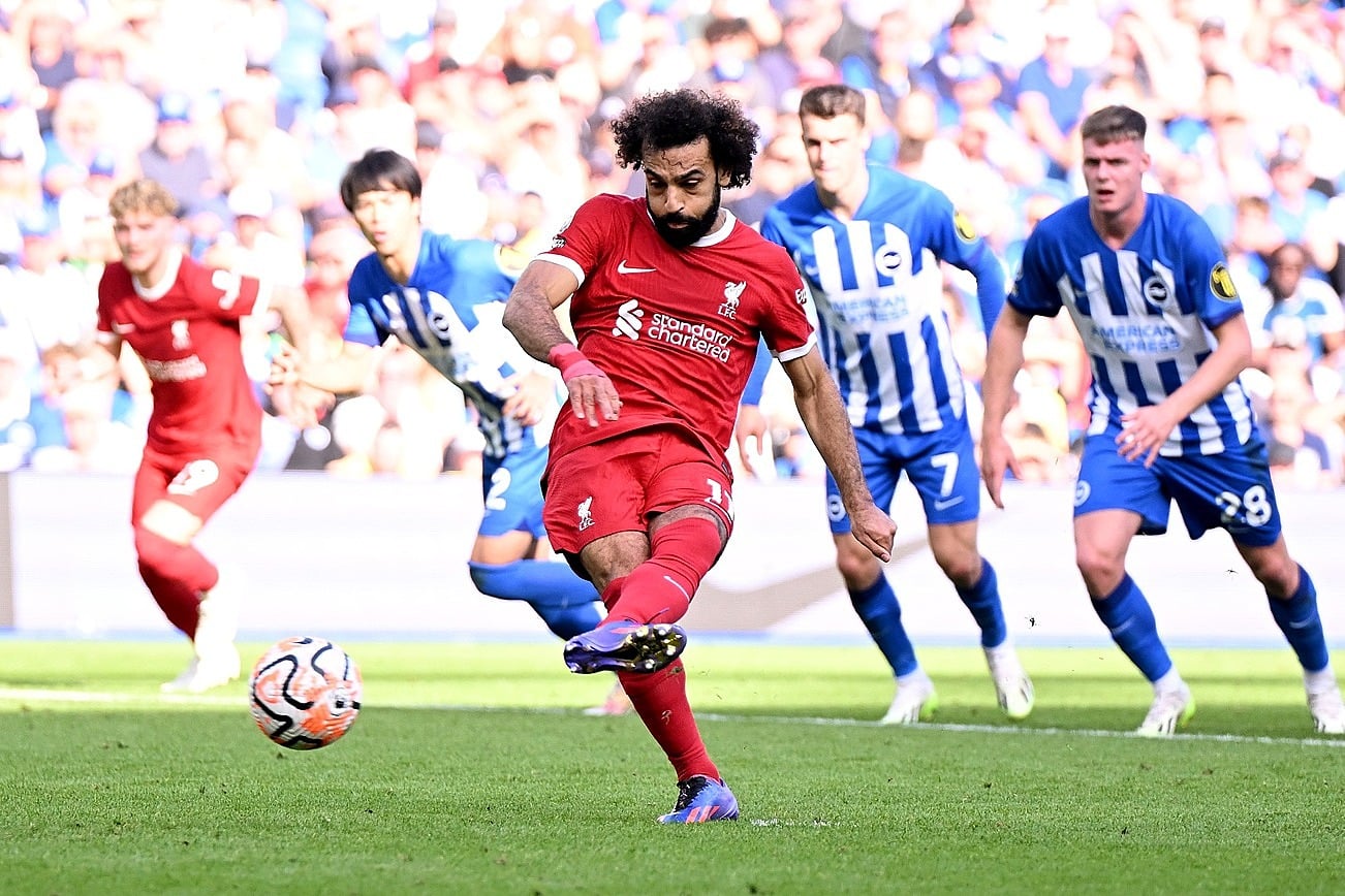 Salah đá phạt đền nâng tỷ số lên 2-1 cho Liverpool ở trận gặp Brighton. Ảnh: AP