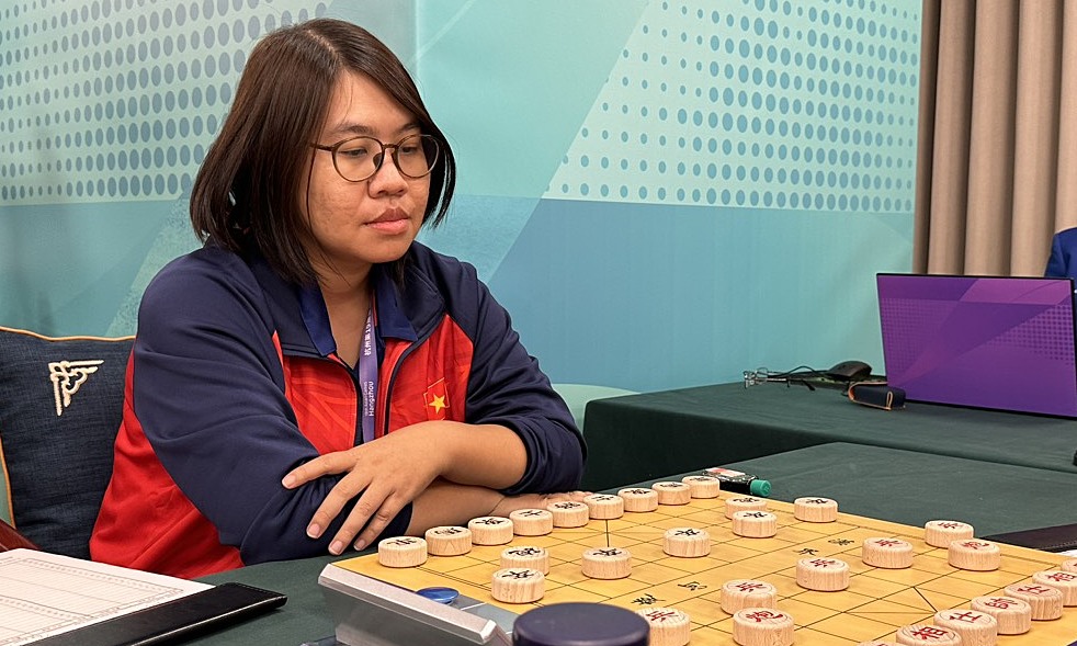 Kỳ thủ ba lần đoạt HC bạc nữ thế giới Nguyễn Hoàng Yến trong ván đấu với Vương Lâm Na ở chung kết cờ tiêu chuẩn hỗn hợp nam nữ tại Asiad 19 ở Hàng Châu, Trung Quốc tối 1/10/2023.