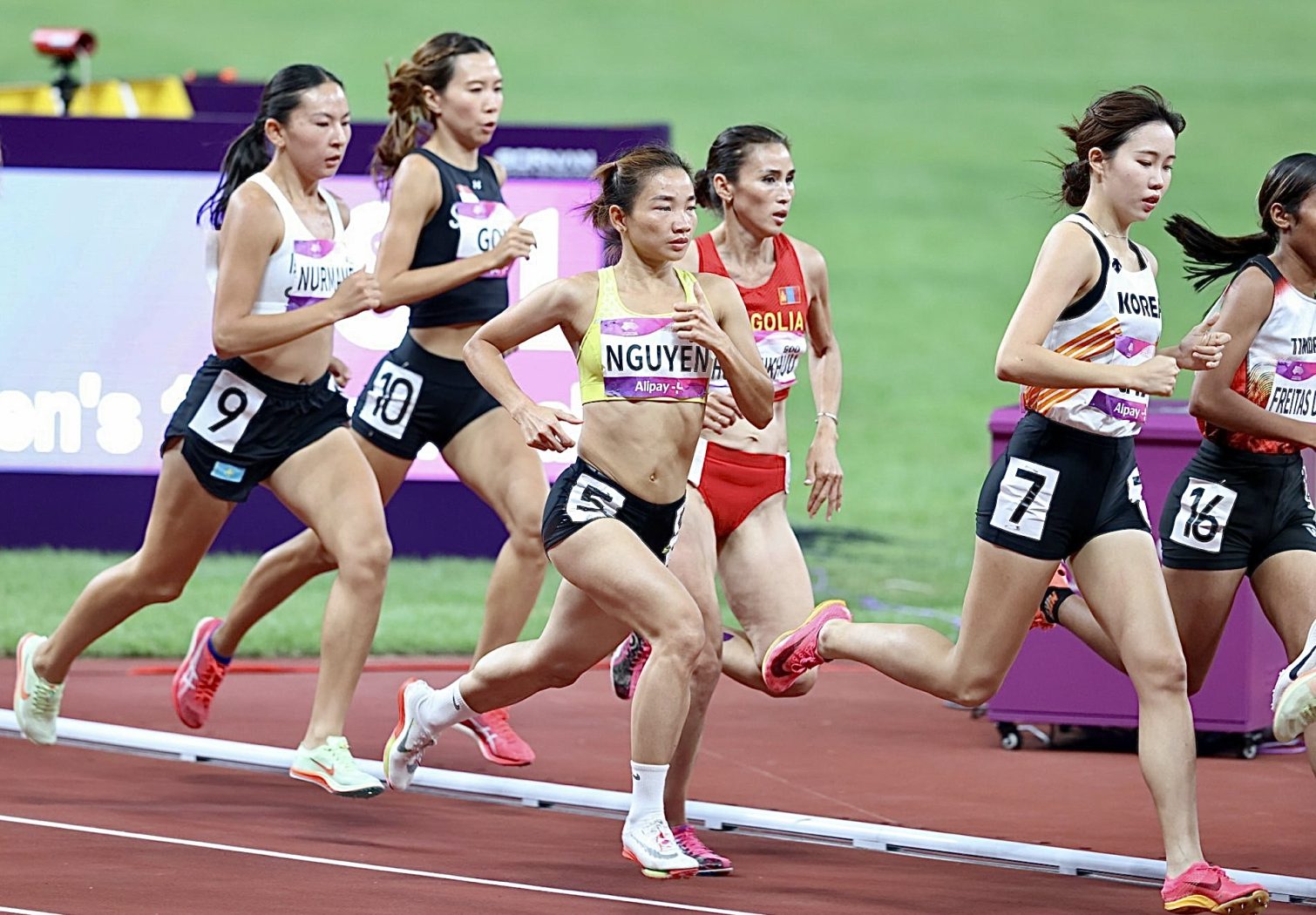 Nguyễn Thị Oanh (áo vàng) thi chạy 1.500 m nữ Asiad 19 ở sân Hàng Châu, Trung Quốc tối 1/10.