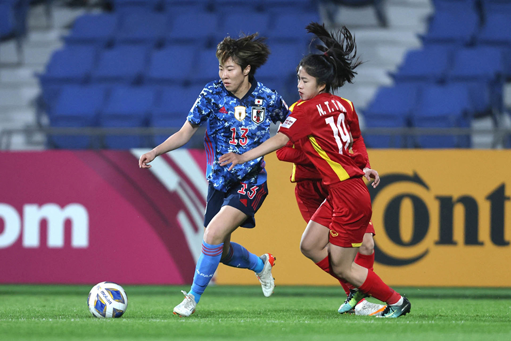 Việt Nam (áo đỏ) thua Nhật Bản (áo xanh) 0-7 ở vòng bảng Asiad 19. Ảnh: Huy Hoàng