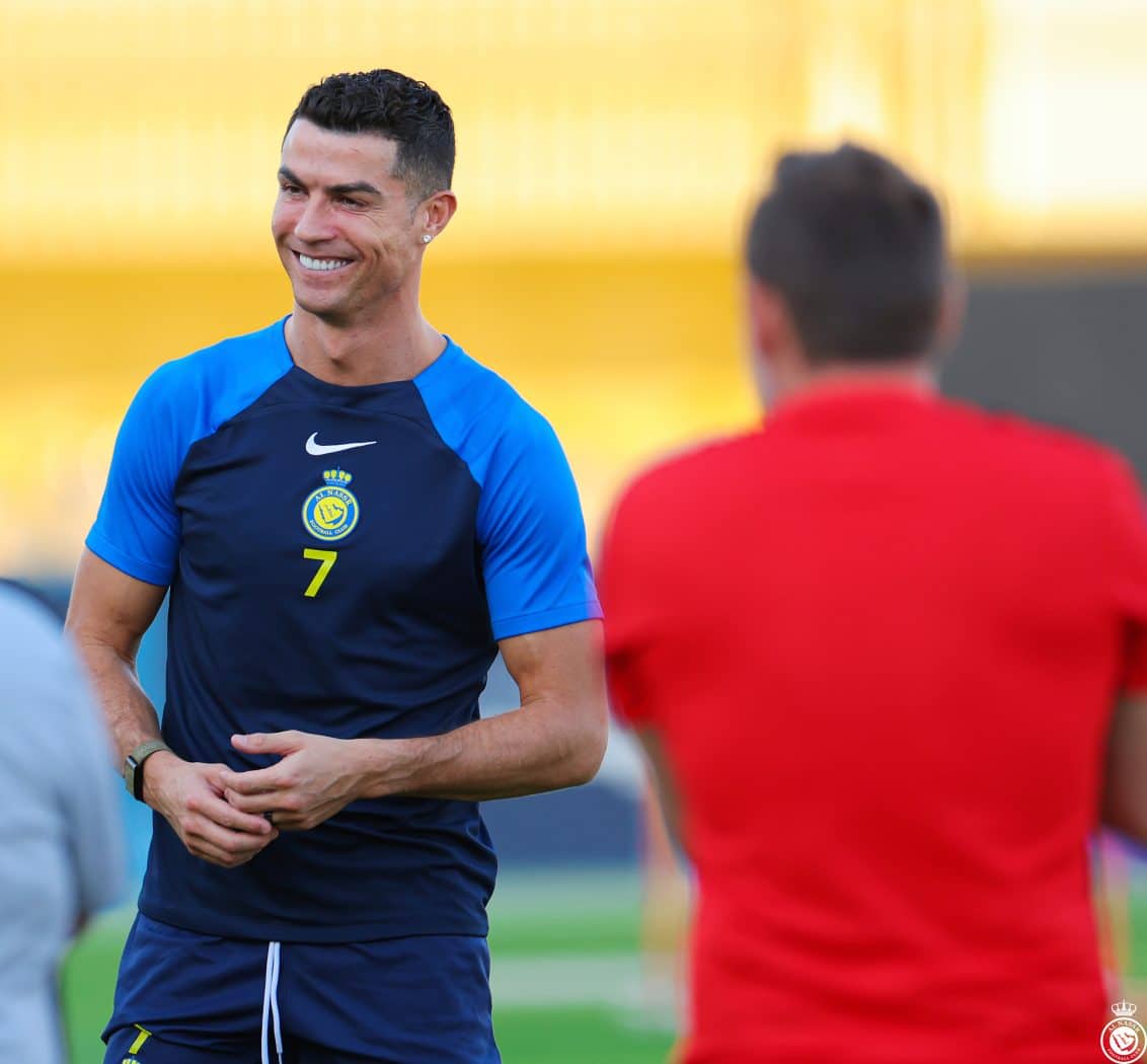 Ronaldo cười tươi khi các đồng đội mang bánh ra tặng anh trên sân tập Al Nassr ngày 19/10. Ảnh: Al Nassr