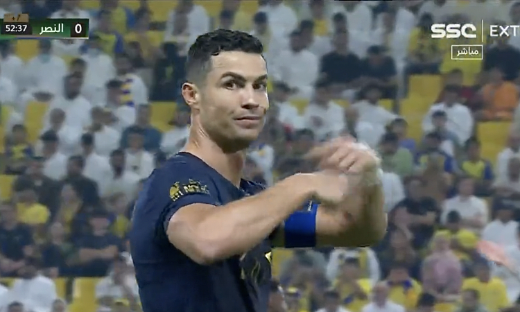 Ronaldo quay vòng tay, ám chỉ muốn thay trọng tài. Ảnh: chụp màn hình