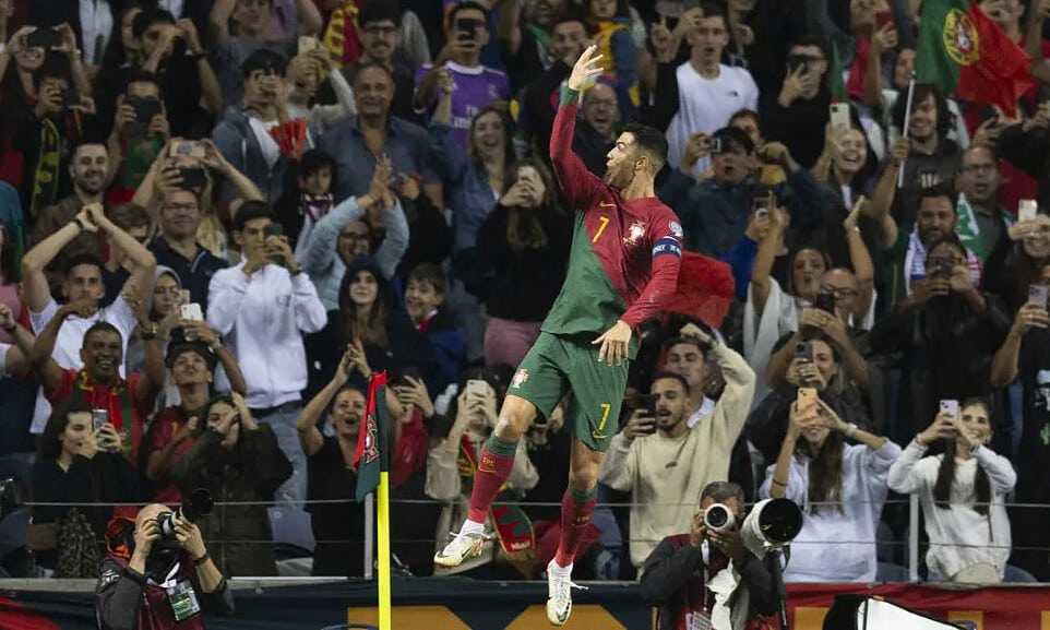 Ronaldo mừng bàn nâng tỷ số lên 2-0 cho Bồ Đào Nha trước Slovakia trên sân Dragao, thành phố Porto ở vòng loại Euro 2024 tối 13/10/2023. Ảnh: Ojogo