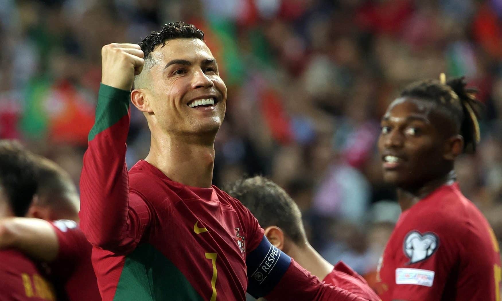 Cristiano Ronaldo mừng bàn vào lưới Slovakia trên sân Dragao, thành phố Porto, Bồ Đào Nha ở vòng loại Euro 2024 tối 13/10/2023. Ảnh: Reuters