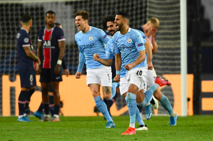 Chùm ảnh CĐV PSG đốt pháo chào đón Man City - Bóng Đá