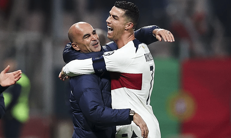 Ronaldo chia vui với HLV Martinez sau khi ghi bàn. Ảnh: Lusa